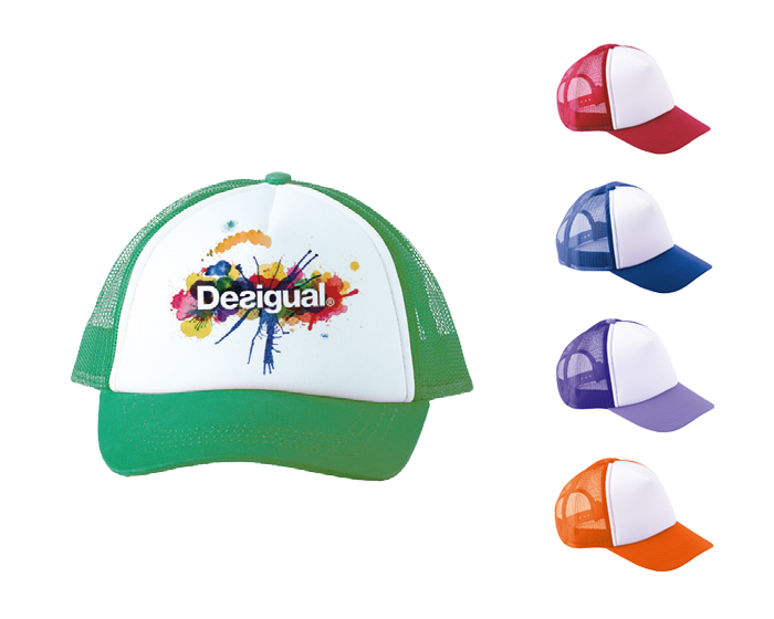 GORRA EN POLIÉSTER CON VISERA. C073